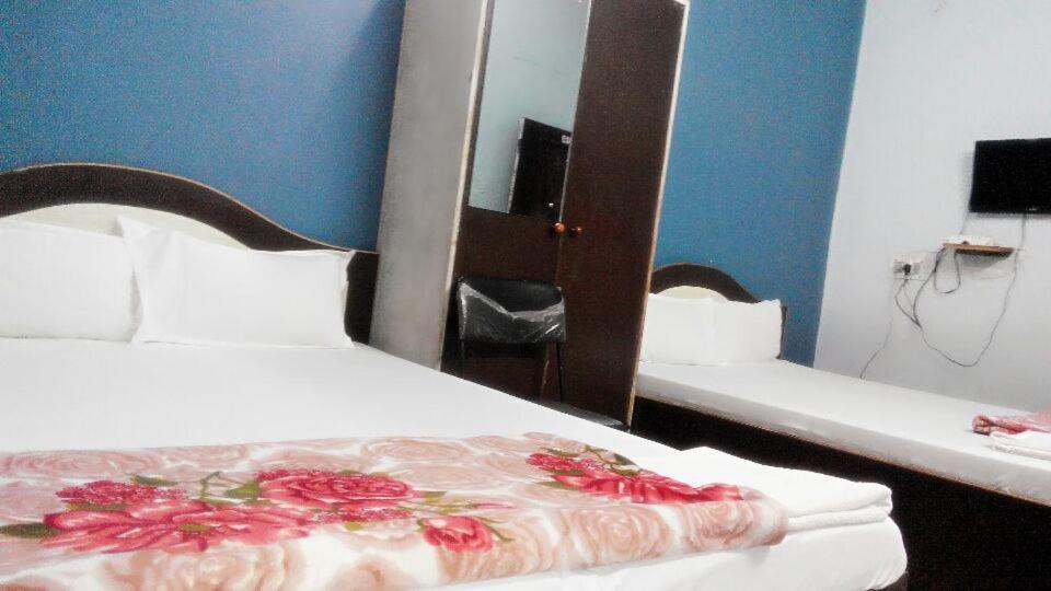 Hotel pragya international Varanasi Camera foto